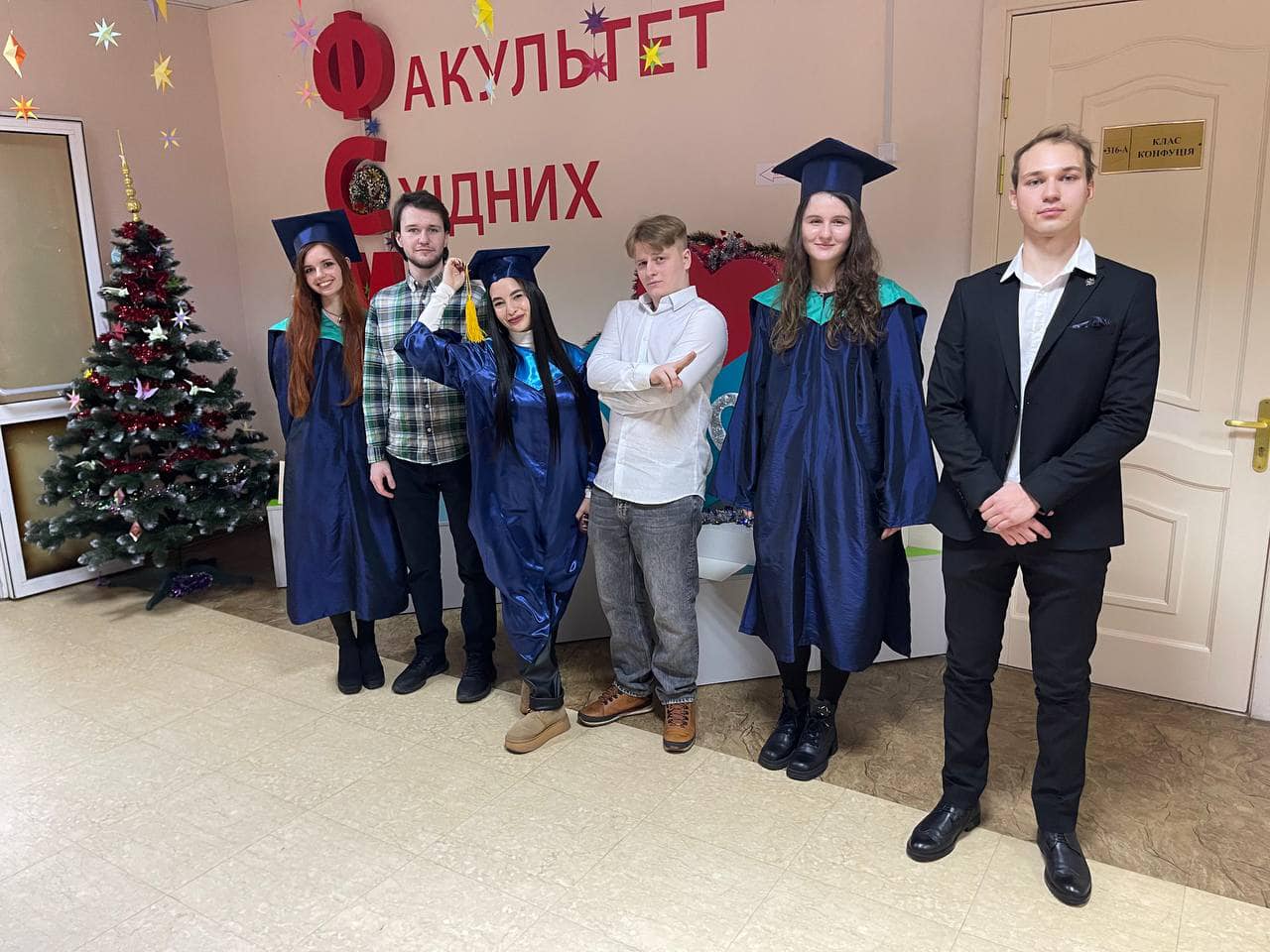 Спільне фото випускників випуск магістрів